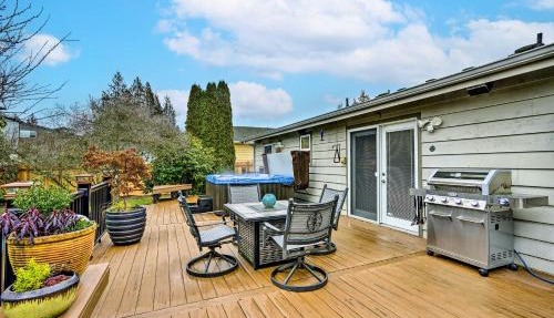 Home w/Hot Tub: 7 Mi to Edmonds Waterfront! in Lynnwood