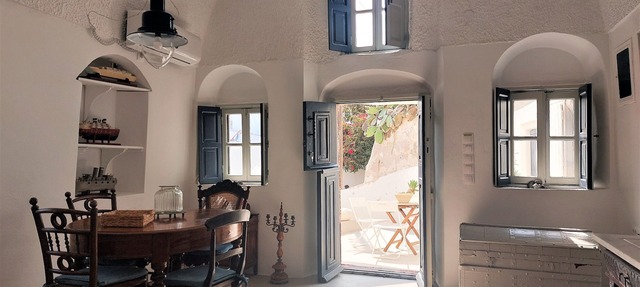 House of the Seven Ships. Cycladic traditional house with sea and sunset view in Φοινικιά