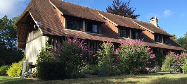 House with swimming pool and tennis court set in 5 hectares, 20 minutes from Deauville in blangy le chateau