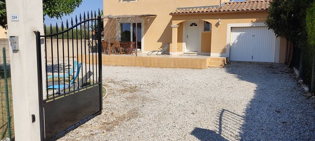 House with Swimming pool Shaded terrace, Trampoline Enclosed garden Vineyard view in Vacqueyras