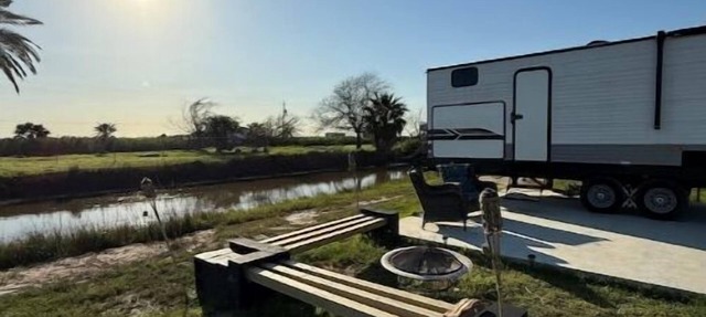 Huge RV w/4 bed Bunkhouse close to the beach! in Crystal Beach