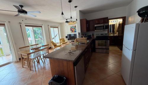 Hummingbird Stay West End 2bd 1bath in West End