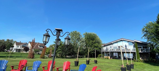 Huron waterfront cottage 6 Bdrm/3 Bths12+guests/Hotub/2pets/beach. in Goderich
