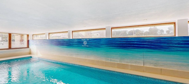 Inviting cottage with indoor community pool and activity room. in Désertines