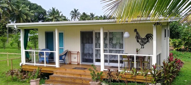 "Jolly Rooster" Farm Cottage near famous Muri Beach in Matavera