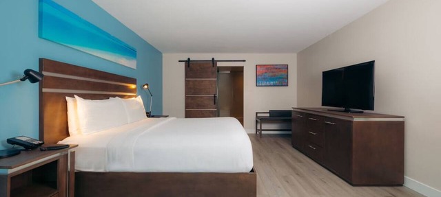 King Deluxe Patio, The Cove Hotel | Heated Pool and Wave Lounge in Long Beach