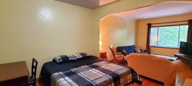 King & Queen Beds, 2 Bedrooms Apartment with Parking, River View in Montréal