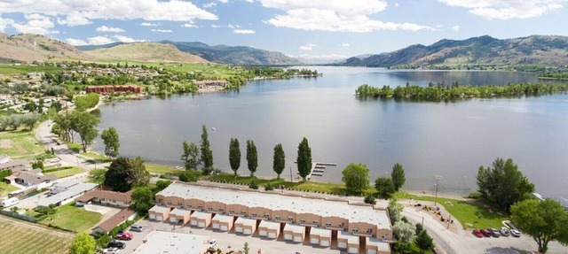 LAKEFRONT- 3 bdrm Townhome #108 Amazing Osoyoos Chris - casadeloro108@gmail.com in Osoyoos