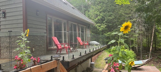 Lakefront cottage located on a wooded and peaceful lot in Mont-Laurier
