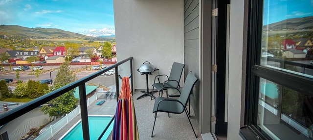 Lakefront Luxury Suite w/ patio & pool in Vernon