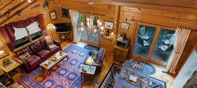 Lakefront Ski Log Cabin on 2 acres in Washington