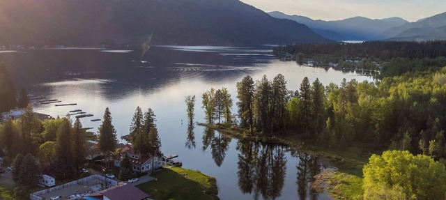 Lakefront Villa w/Private Beach & Dock fits 14ppl in Christina Lake