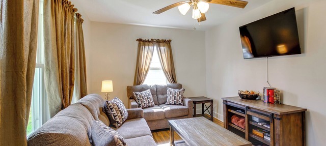 Lakes, Whiskey & More! Charming Home in Tullahoma in Tullahoma