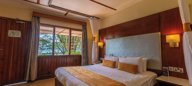 Lakeside Retreat Room Ideal for Romantic Wildlife Getaways | Free Parking in Karagita