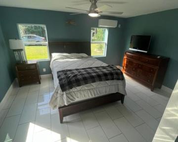 large creekside bedroom in Clute