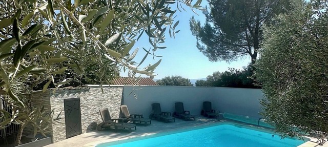 Large contemporary house with garden in Seillons-Source-d'Argens