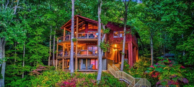 Large Secluded Family Cabin, Views, Firepit, Hot Tub, Game Room & Theater in Sevierville