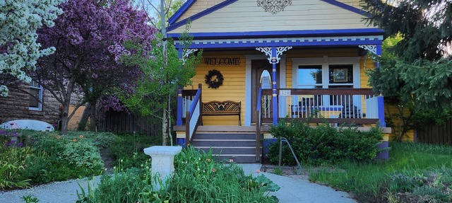 Lavender House Victorian, romantic getaway in downtown steamboat, remodeled . in Steamboat Springs
