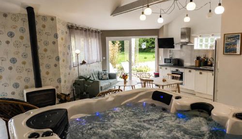 Les Deux Rivages maison avec jacuzzi in Tollevast