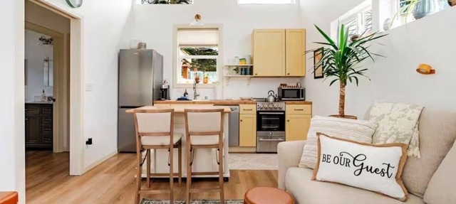 Lovely 1-bedroom cottage with AC in charming Monroe Private outdoor patio in Monroe