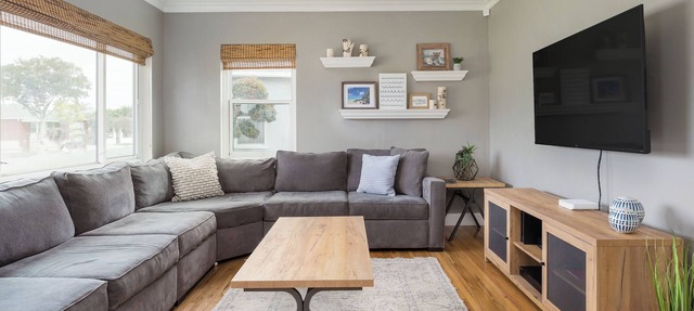 Lovely Coastal Boho home close to Beaches & SOFI with Pool, AC & King bed in Hawthorne
