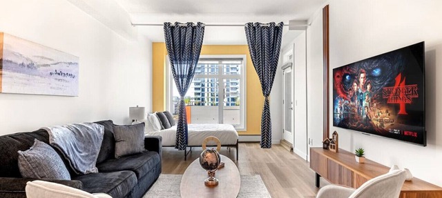 Luxe Downtown Haven W/2 Free Parking! in Calgary