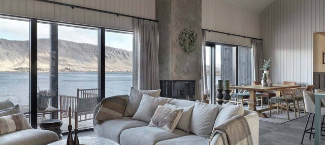 Luxurious Lakeside Villa 45 min from Reykjavik in Mosfellsbær