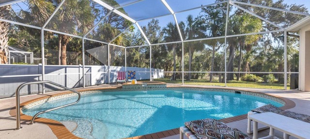Luxurious Private Villa, Large Heated pool, 1 mile to beach, 3 King Beds, Wi-fi in Englewood