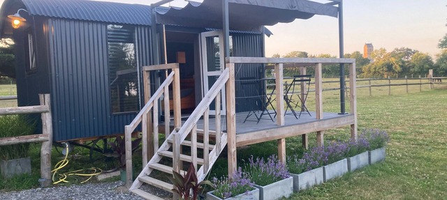 Luxurious shepherd's hut near the beach in Dragey-Ronthon