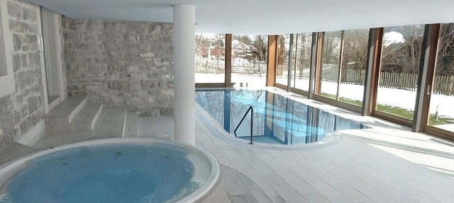 Luxury 4 bed apartment, panoramic mountain views, 5* Spa Facilities - sleeps 8 in La Soldanelle