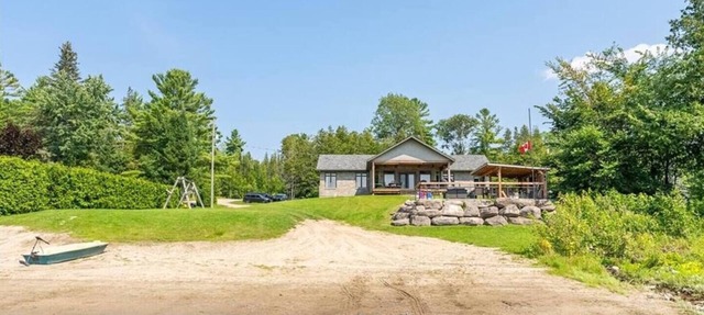 Luxury Beachfront Cottage w Hot tub, Sauna & Bar in Westmeath