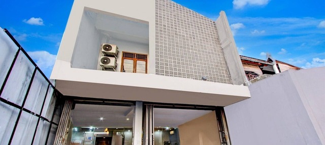 Luxury Deluxe DBL Retreat W/Free WiFi and Parking in Tegal
