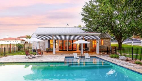 Luxury Golf Course Private Retreat with Heated Swimming Pool in Horseshoe Bay
