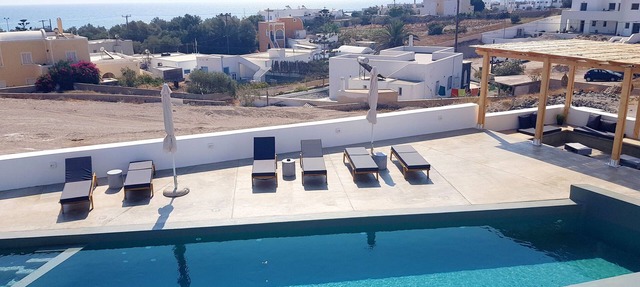 Luxury hospitality, outstanding view in Thira - Santorini