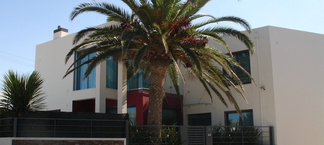 Luxury house, 7min walk to the beach, with private pool, jacuzzi and games room in Ericeira