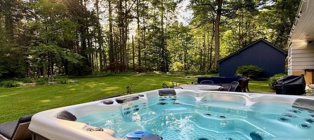 Luxury Redo: Hot Tub, Playroom, Fire-pit, Sleeps 12 in Egremont