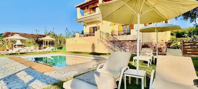 Luxury Villa Makris with private heatable pool in Arillas