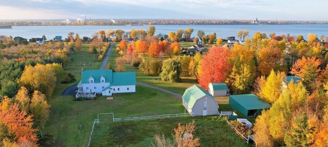 Magnificent Ranch-style estate with Spa, game room. 10min from Trois-Rivieres in Bécancour