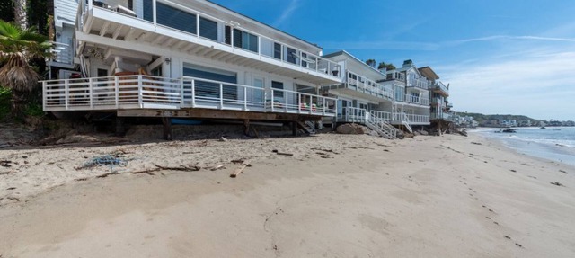 Malibu Rd Ocean Front Dry Sandy Beach House + Studio, 2 Kitchens, Cedar Hot Tub in Malibu
