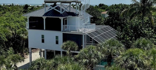 Manatee Haven: Screened Pool, Spa, Elevator in Captiva