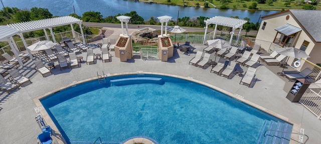 Marble Falls | Group Lake Getaway | Pool + Lake | 3BR Sleeps 10 in Marble Falls