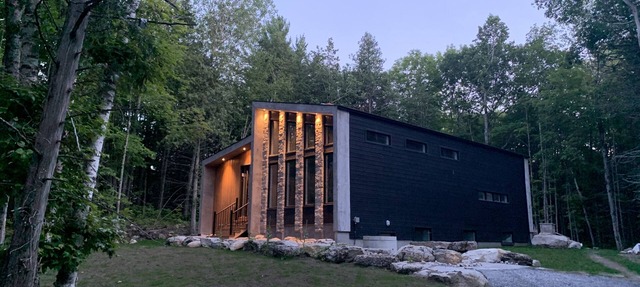 MCCRACKEN’S MID CENTURY MODERN LUXURY COTTAGE in Harcourt