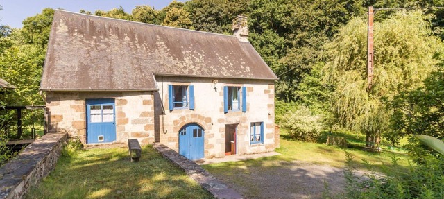 Medieval mill with garden and pets allowed in Bourguenolles