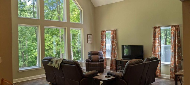 Modern 2 BD cabin with hot tub & Games & Central Loc in Rockbridge