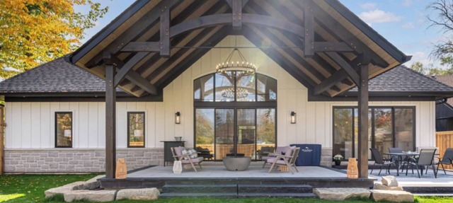 Modern farmhouse for the whole family walking distance to Lake Simcoe in Innisfil