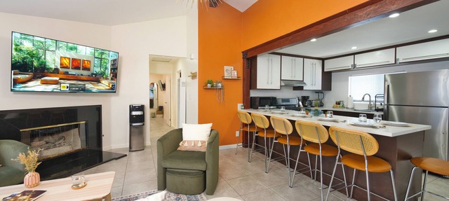 Modern Hideaway - Hot Tub + 420 Friendly Patio - Near LAX, Beach + SoFi in Hawthorne