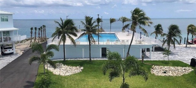 Modern, Oceanfront Views Apartment in Marathon with a pool and a marina in Marathon