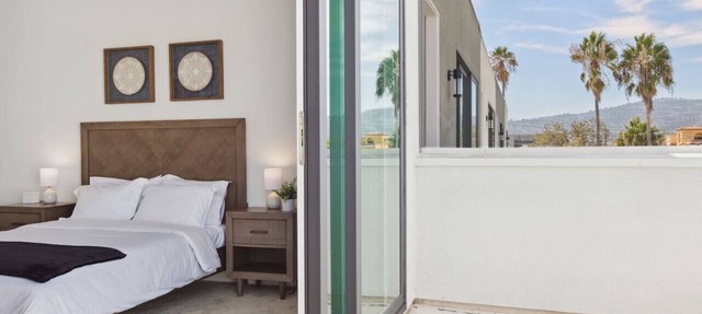 Modern Townhome with Views and Theatre and All Amenities in Los Angeles