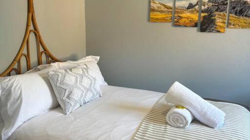 Mountain Views, beach walks, heart of old village in Gordonʼs Bay