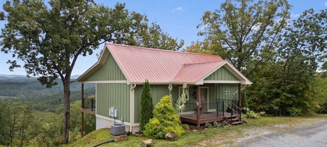 Mountainside Retreat with Stunning Views + Hot Tub Near Ocoee River in Ocoee